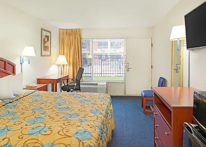 Days By Wyndham Tallahassee-government Center Hotel