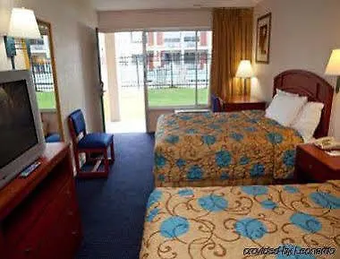 Days By Wyndham Tallahassee-government Center Hotel