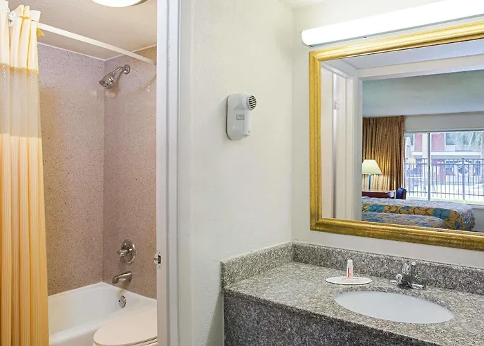 Days By Wyndham Tallahassee-government Center 2*